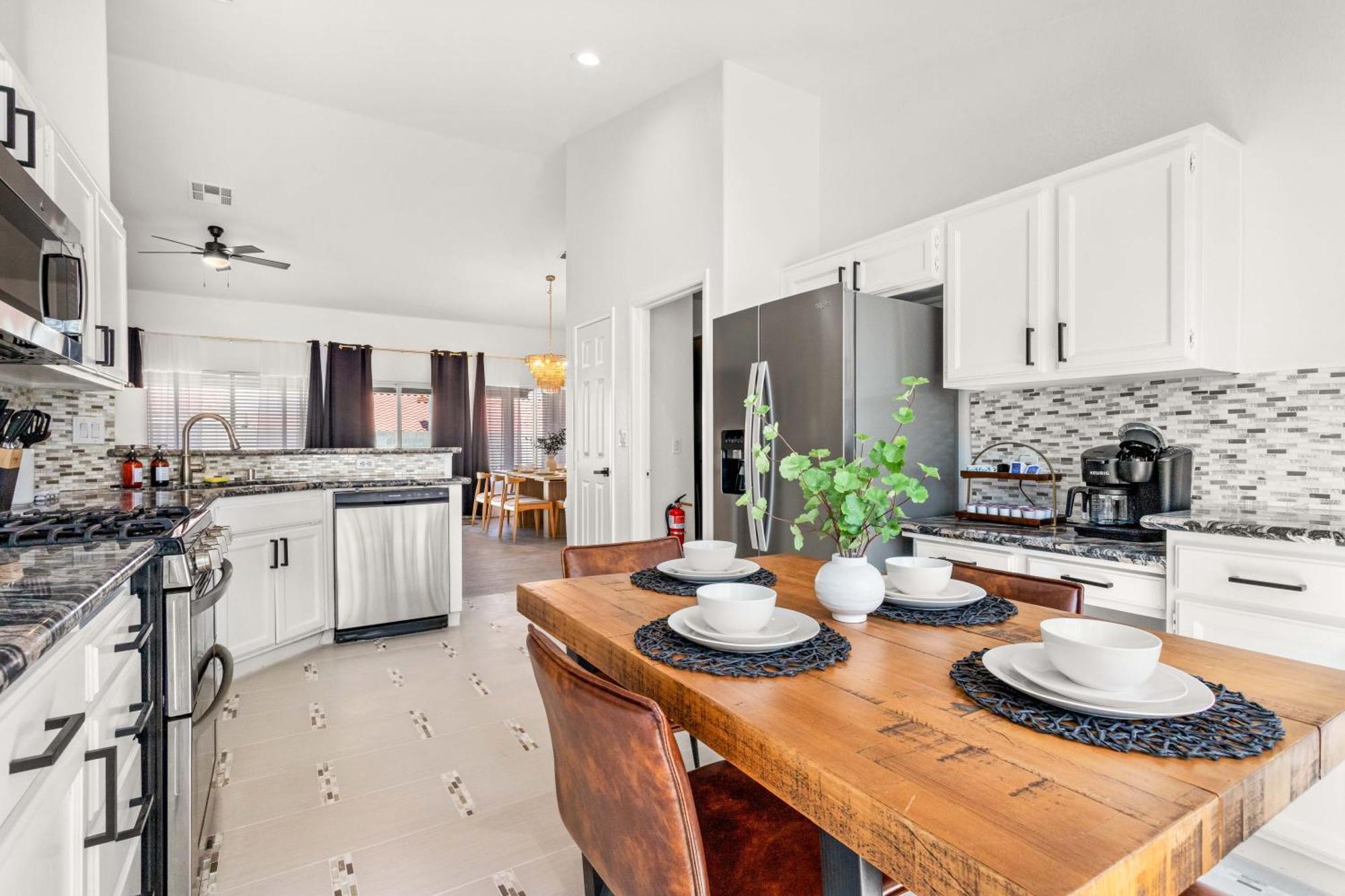 Spacious 5 Bedroom House With Heated Pool And Jacuzzi Las Vegas