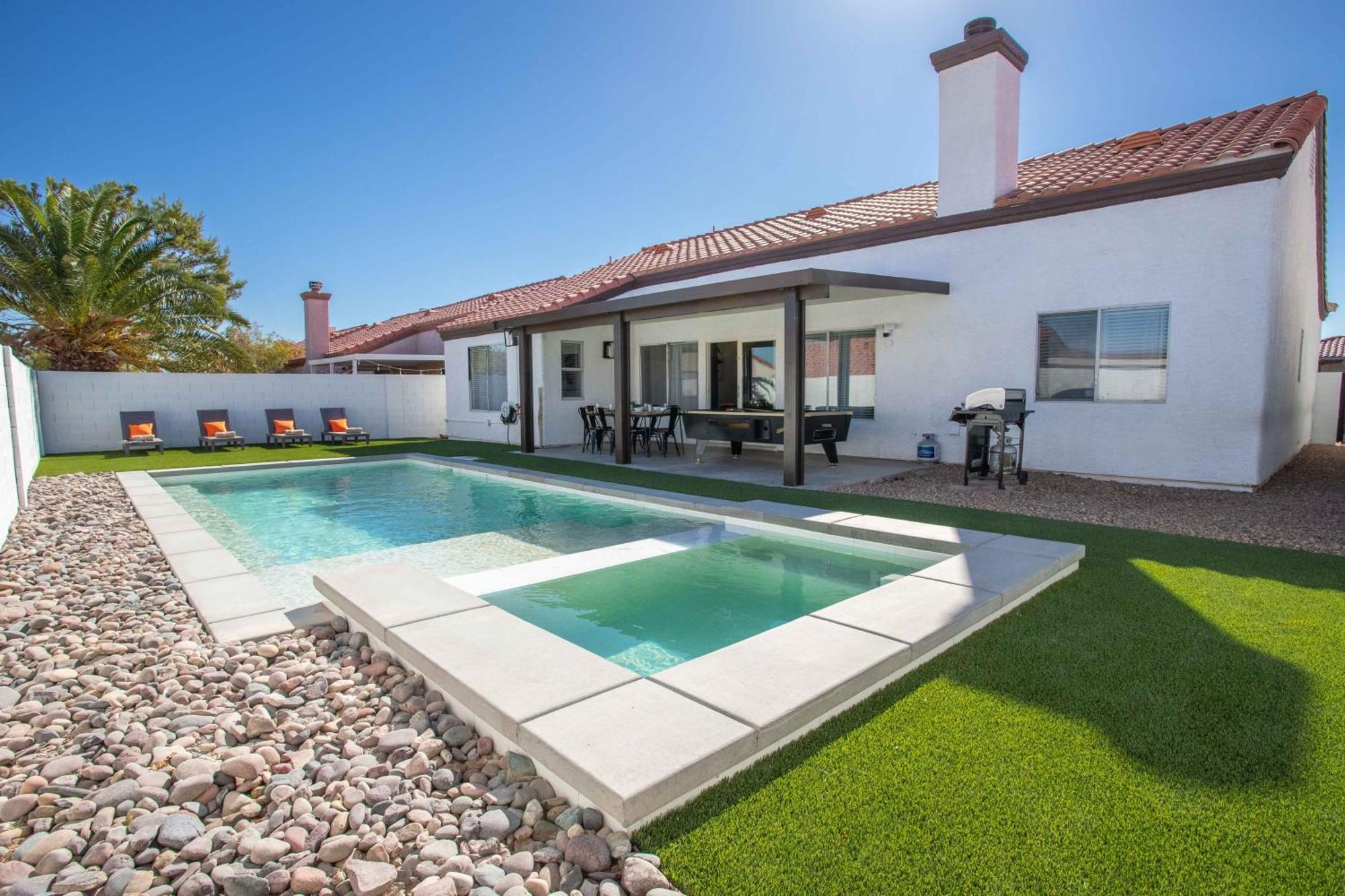 Holiday home Spacious 5 Bedroom House With Heated Pool And Jacuzzi