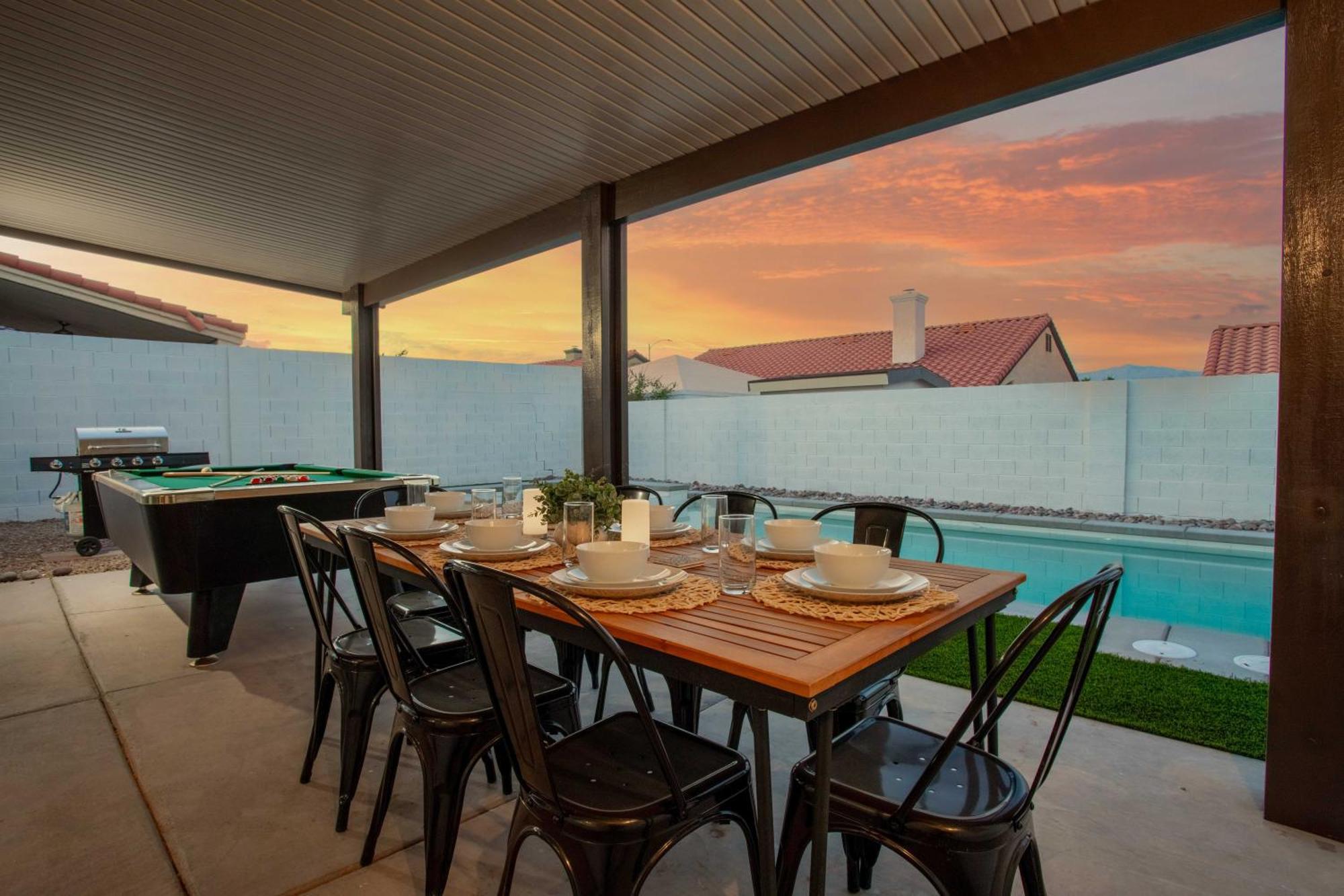 Spacious 5 Bedroom House With Heated Pool And Jacuzzi Holiday home