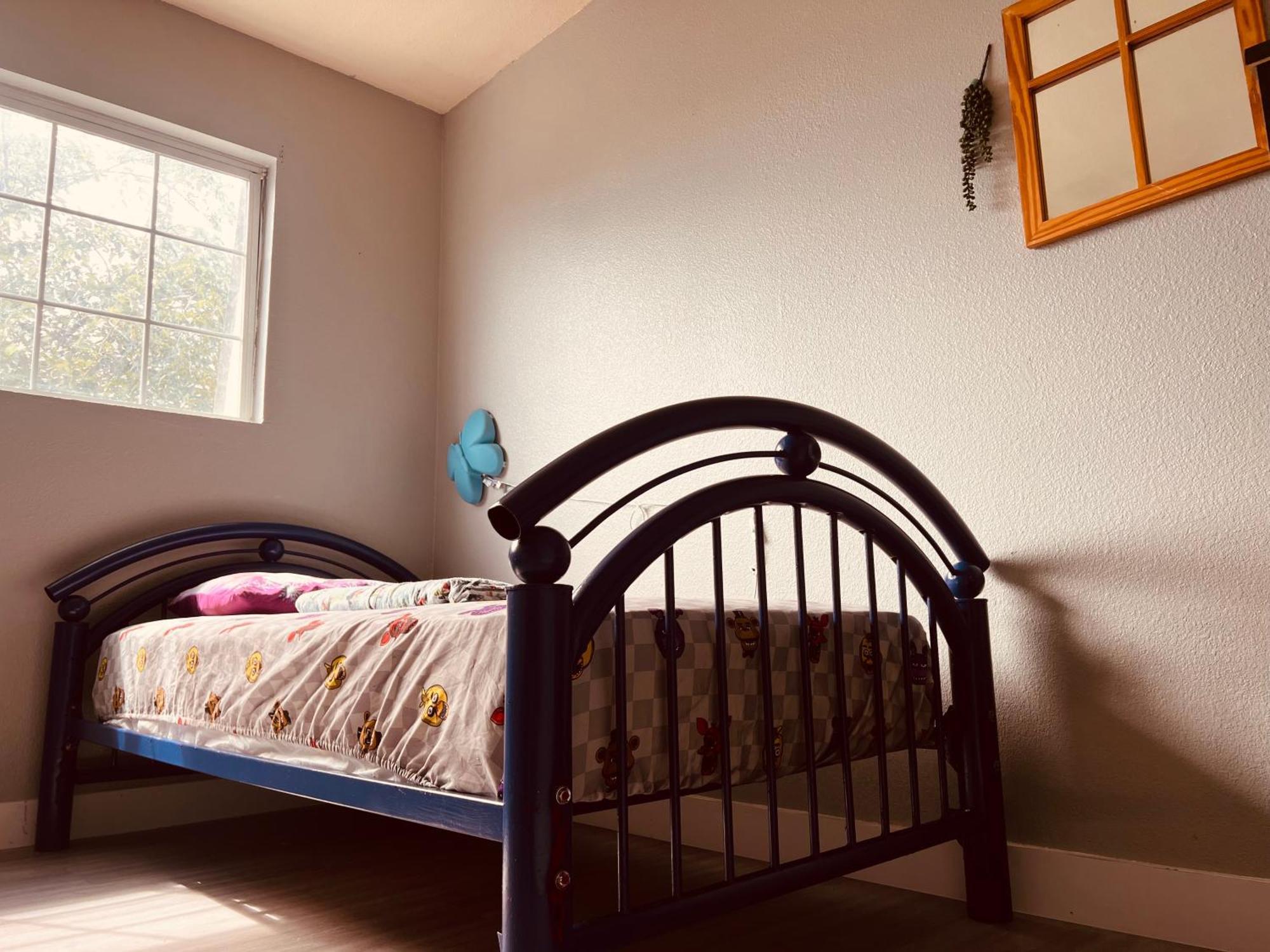 Vegas Simple Bed Share *