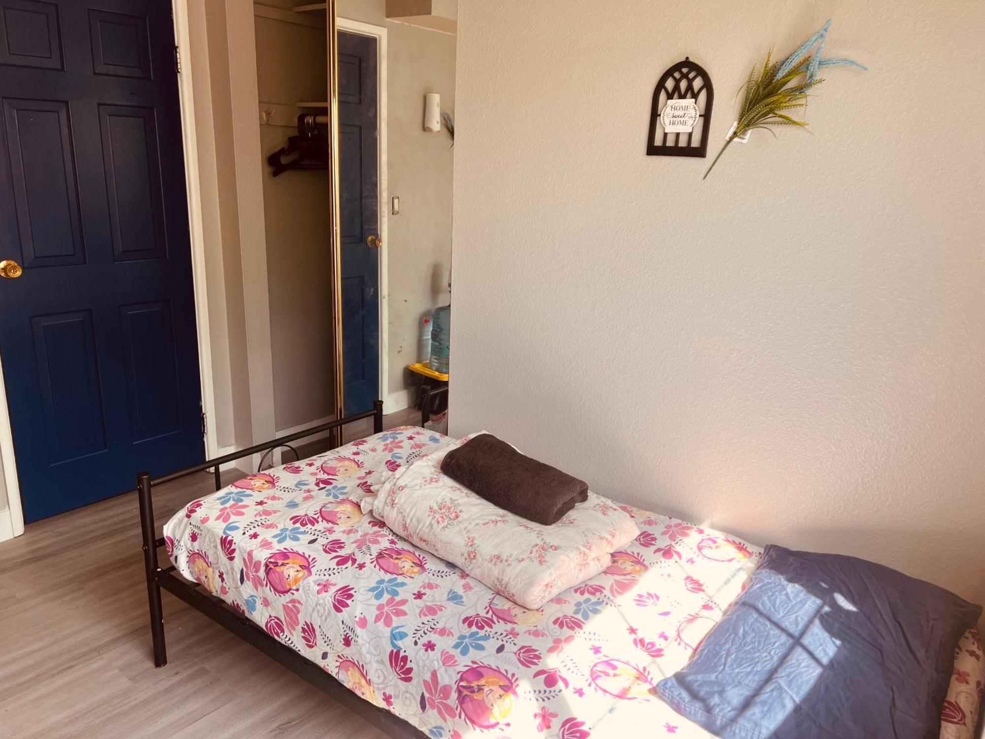 Vegas Simple Bed Share *