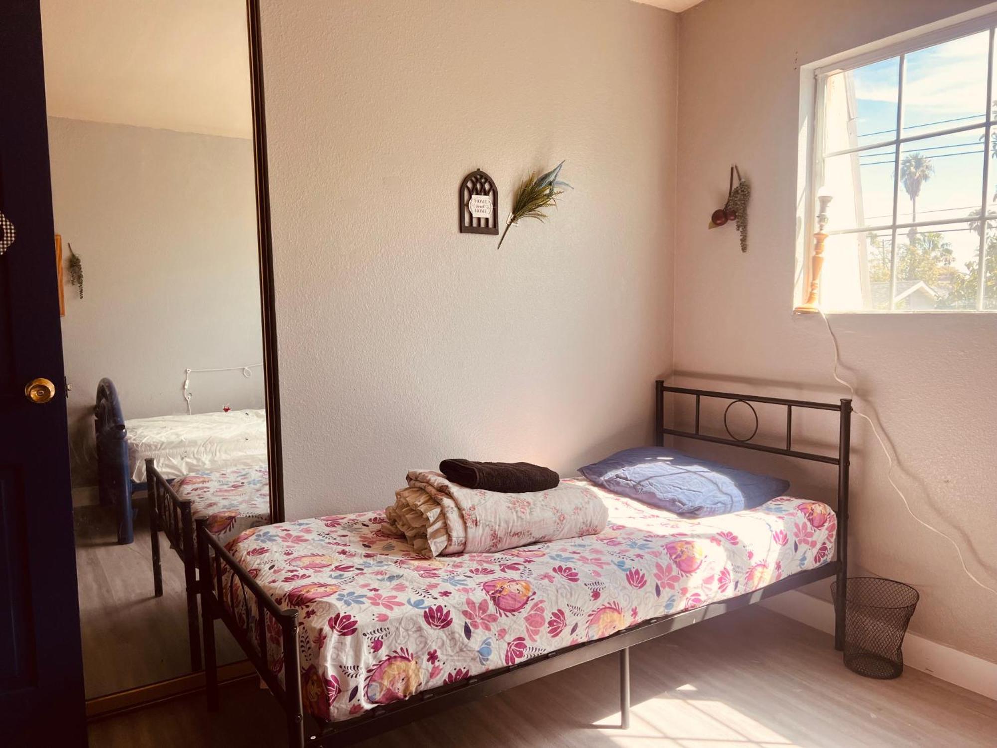 Vegas Simple Bed Share Homestay