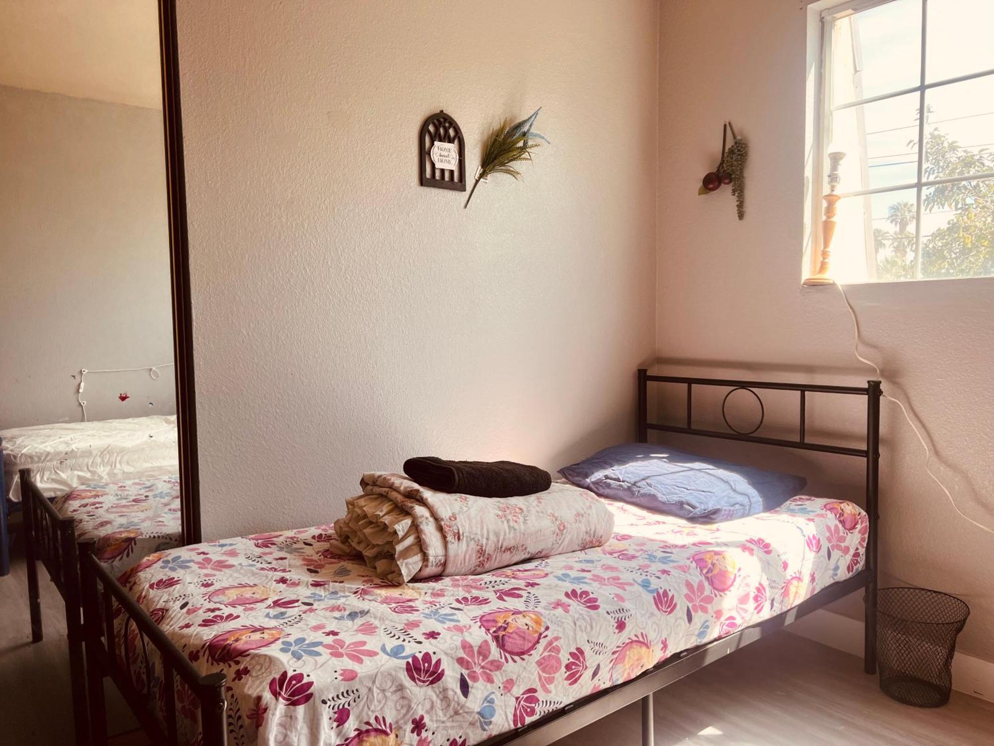 Vegas Simple Bed Share *