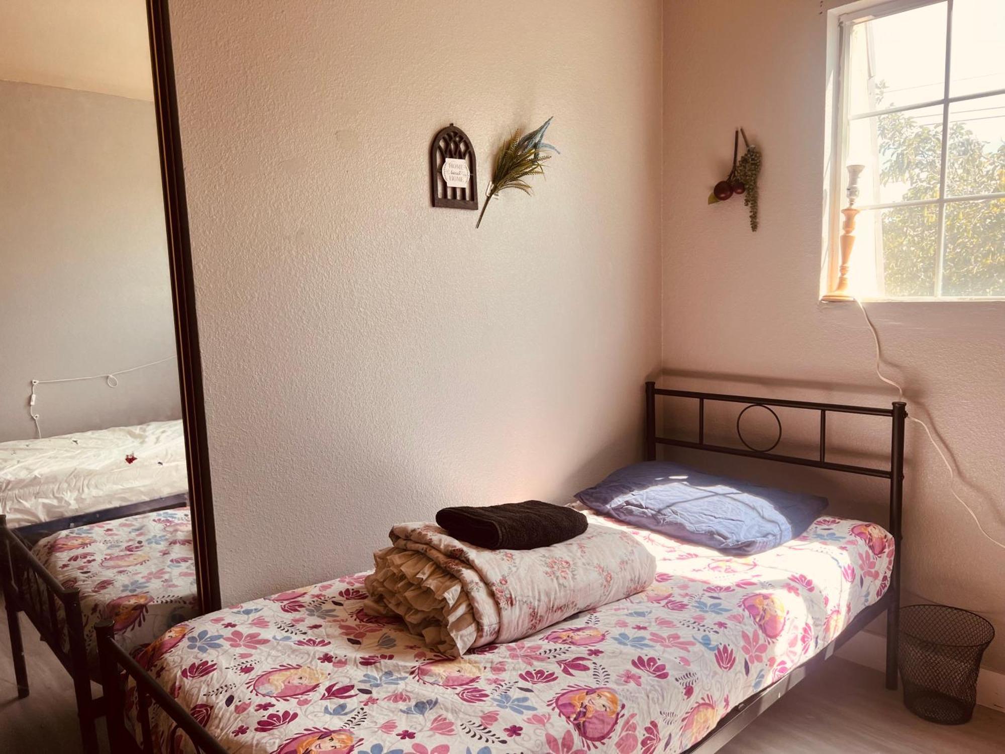Vegas Simple Bed Share * Las Vegas