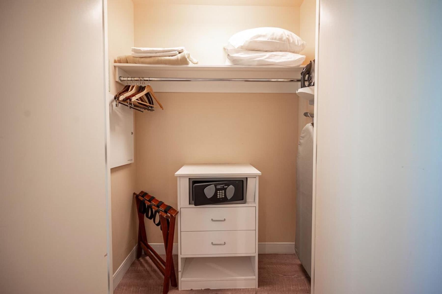 No Fee Strip View + Free Valet+ Pool Holiday home *