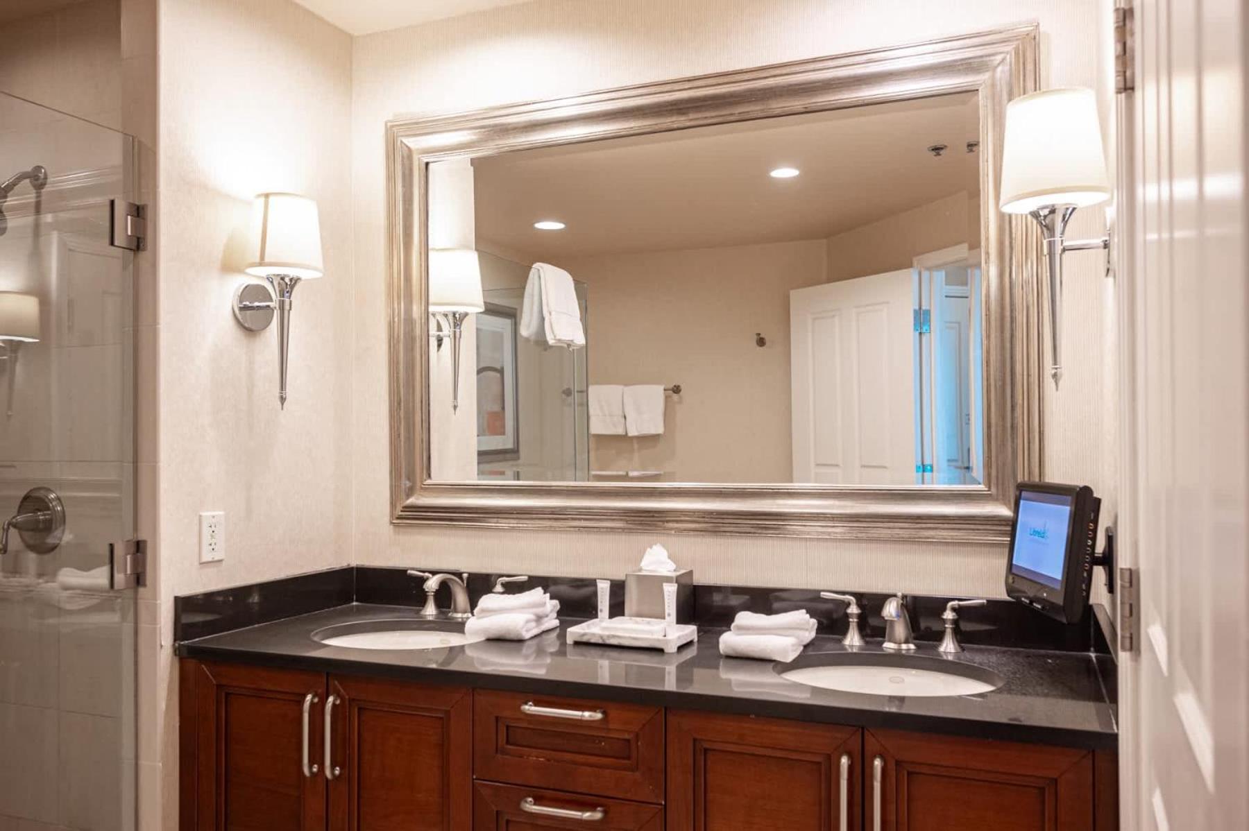 Holiday home No Fee Strip View + Free Valet+ Pool *