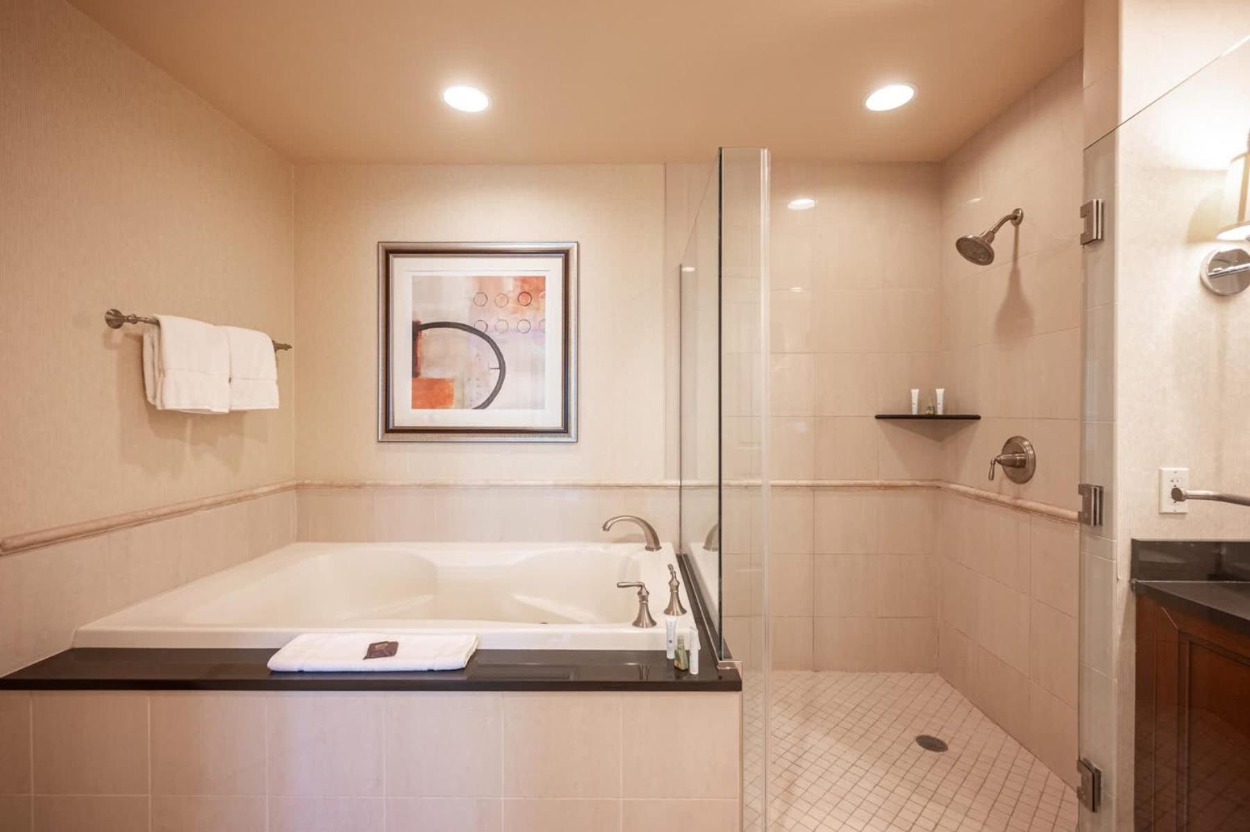 Holiday home No Fee Strip View + Free Valet+ Pool