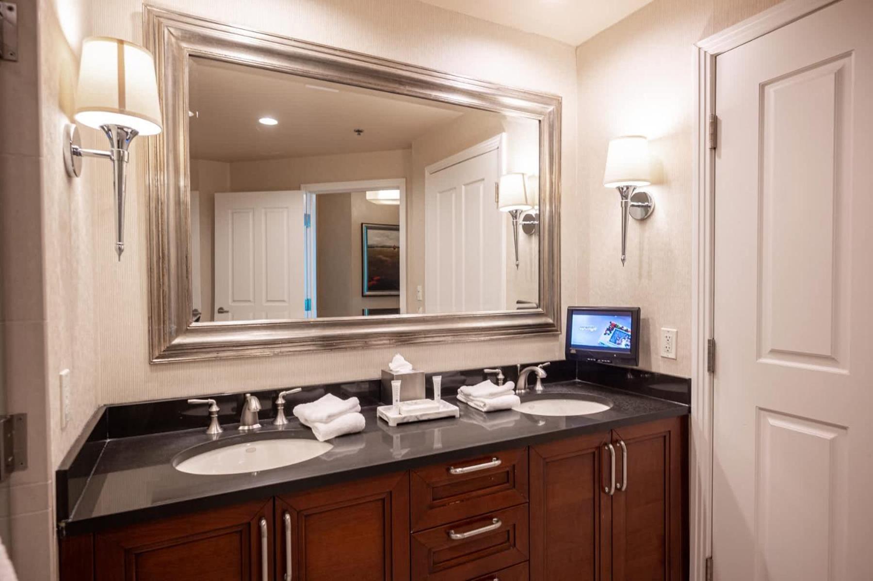 Holiday home No Fee Strip View + Free Valet+ Pool *