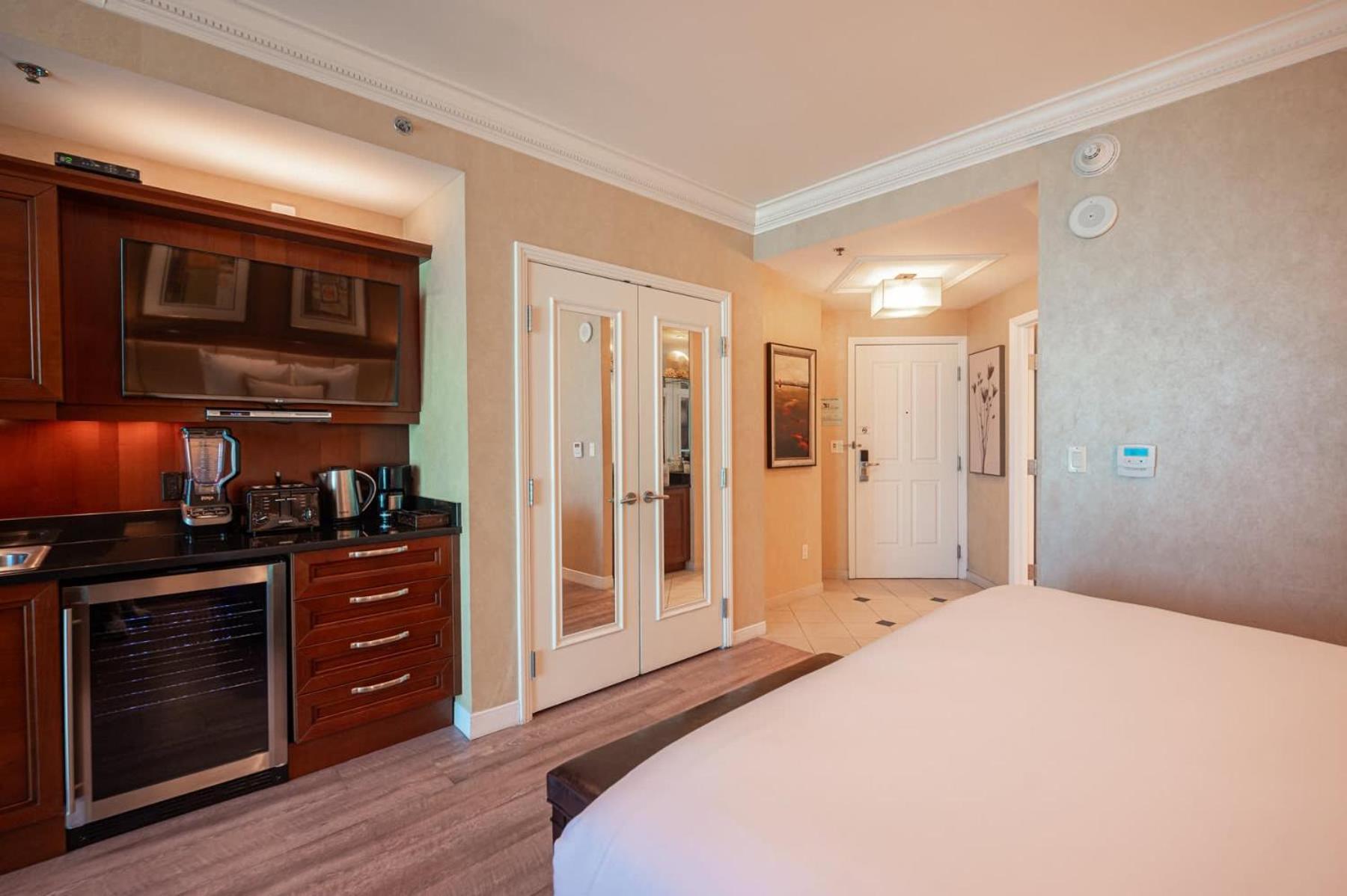No Fee Strip View + Free Valet+ Pool