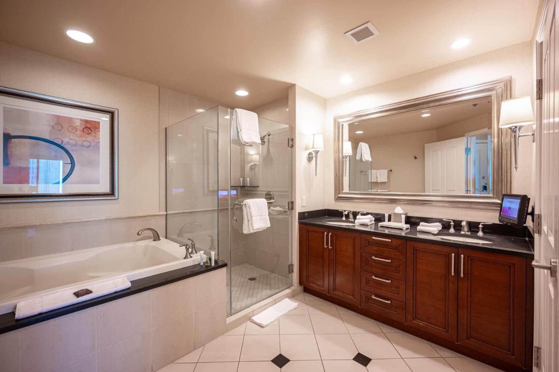 Holiday home No Fee Strip View + Free Valet+ Pool