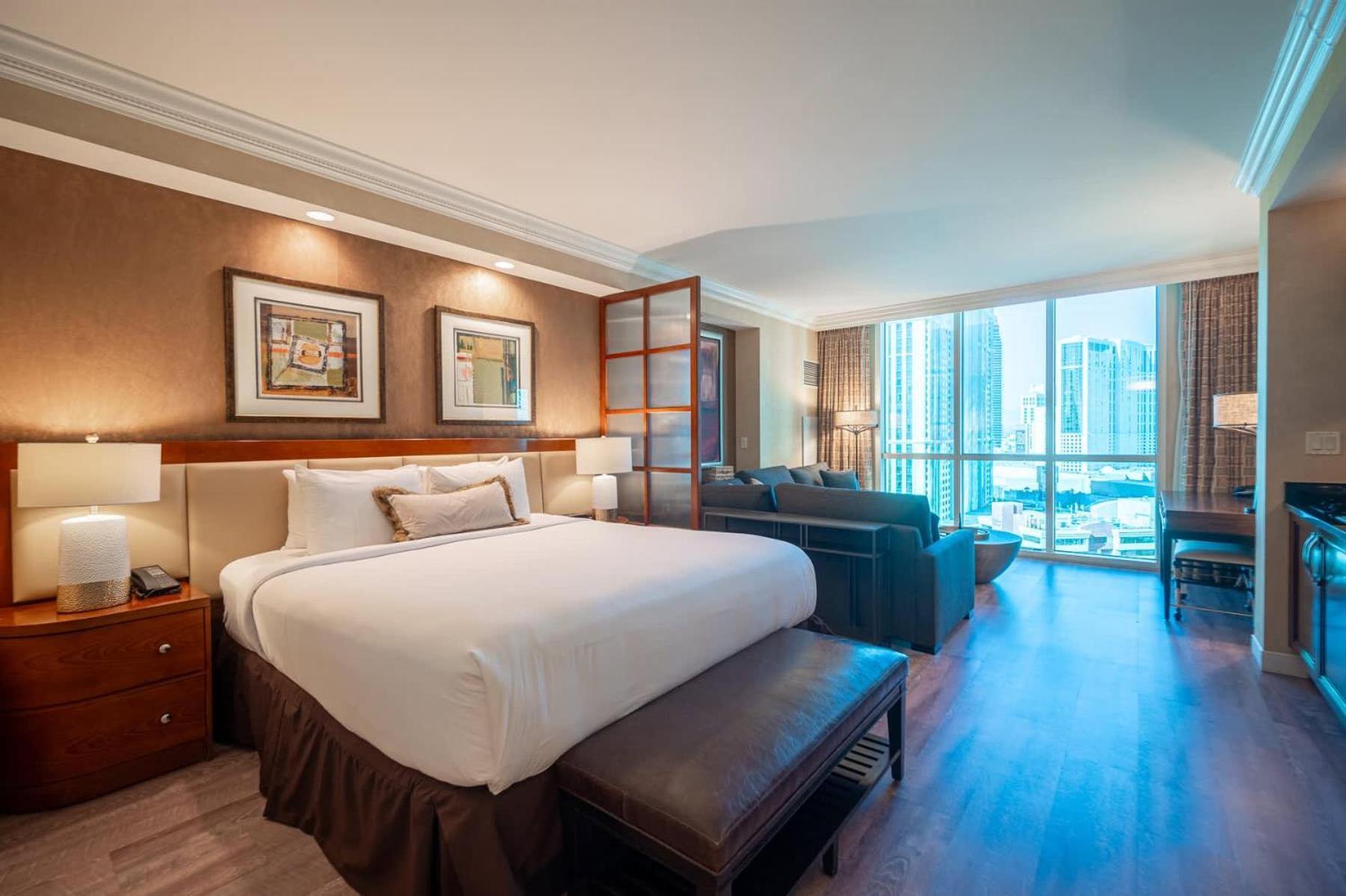 No Fee Strip View + Free Valet+ Pool Holiday home *