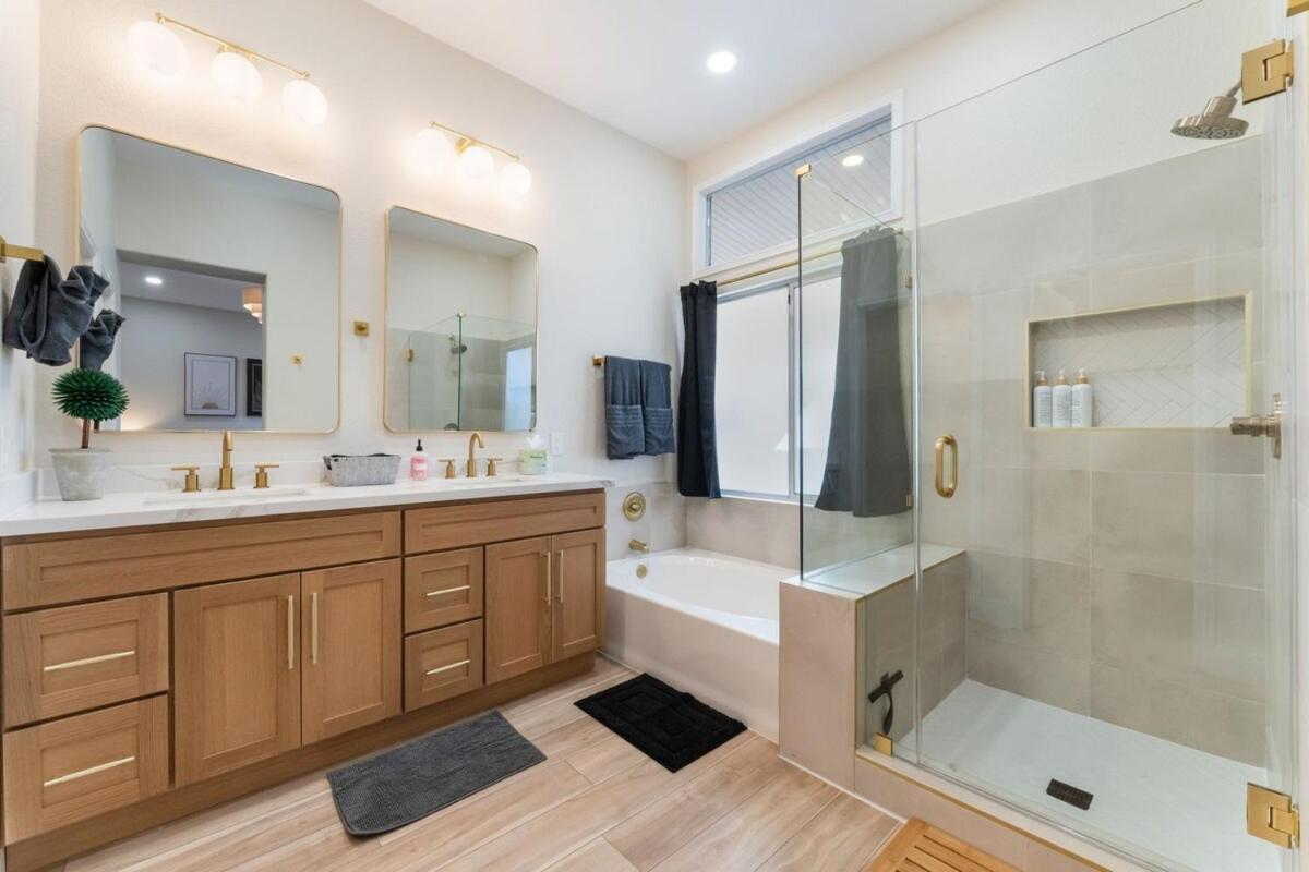 Holiday home New! Spacious Vegas Oasis W Pool Sauna