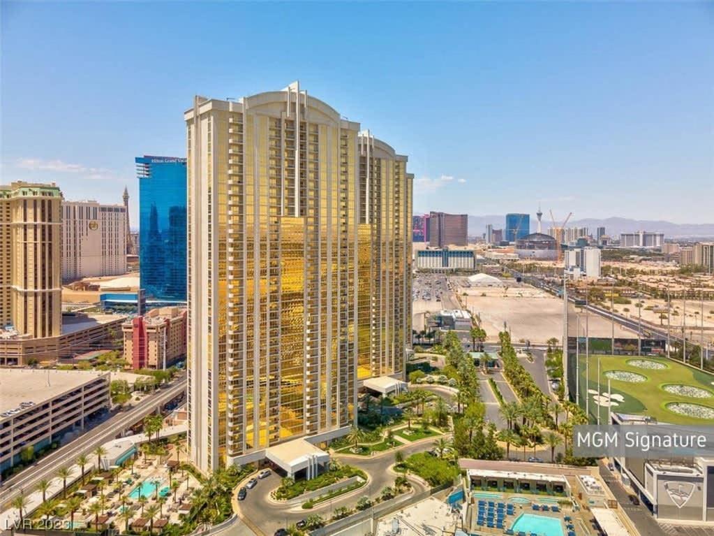 Stunning 1br Strip Views W Balcony 17701