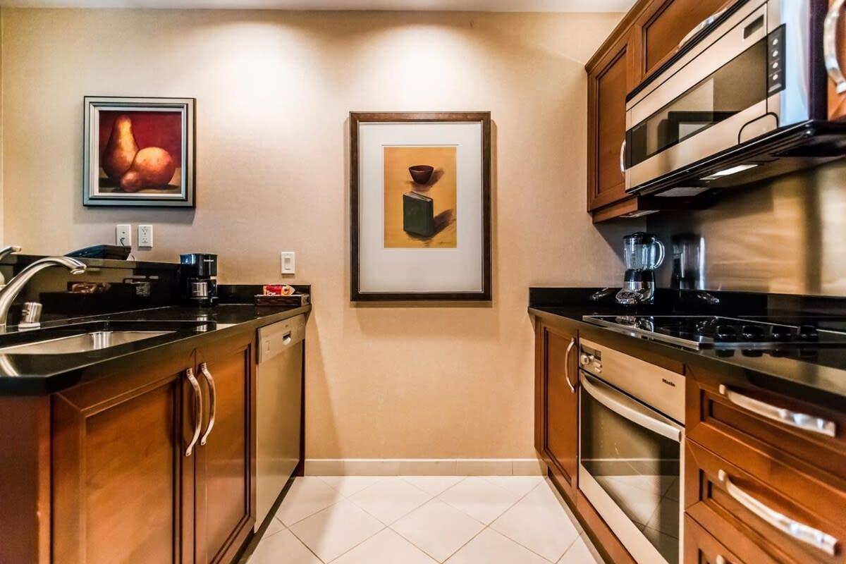 Stunning 1br Strip Views W Balcony 17701 Apartment *