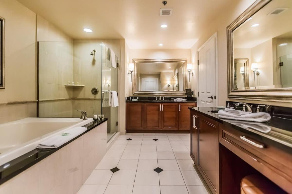 Apartment Stunning 1br Strip Views W Balcony 17701 *
