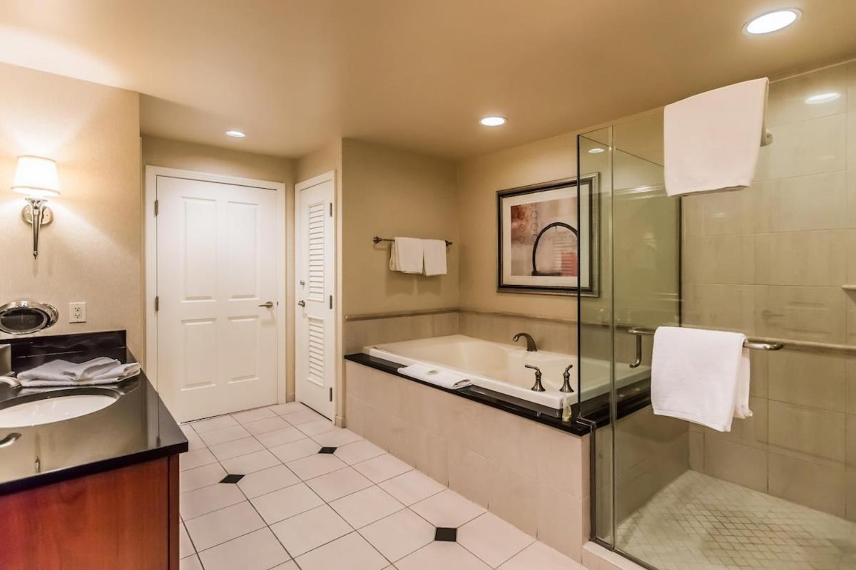Stunning 1br Strip Views W Balcony 17701 *