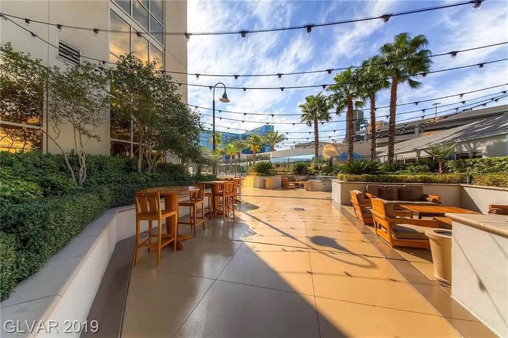 Apartment Stunning 1br Strip Views W Balcony 17701 *