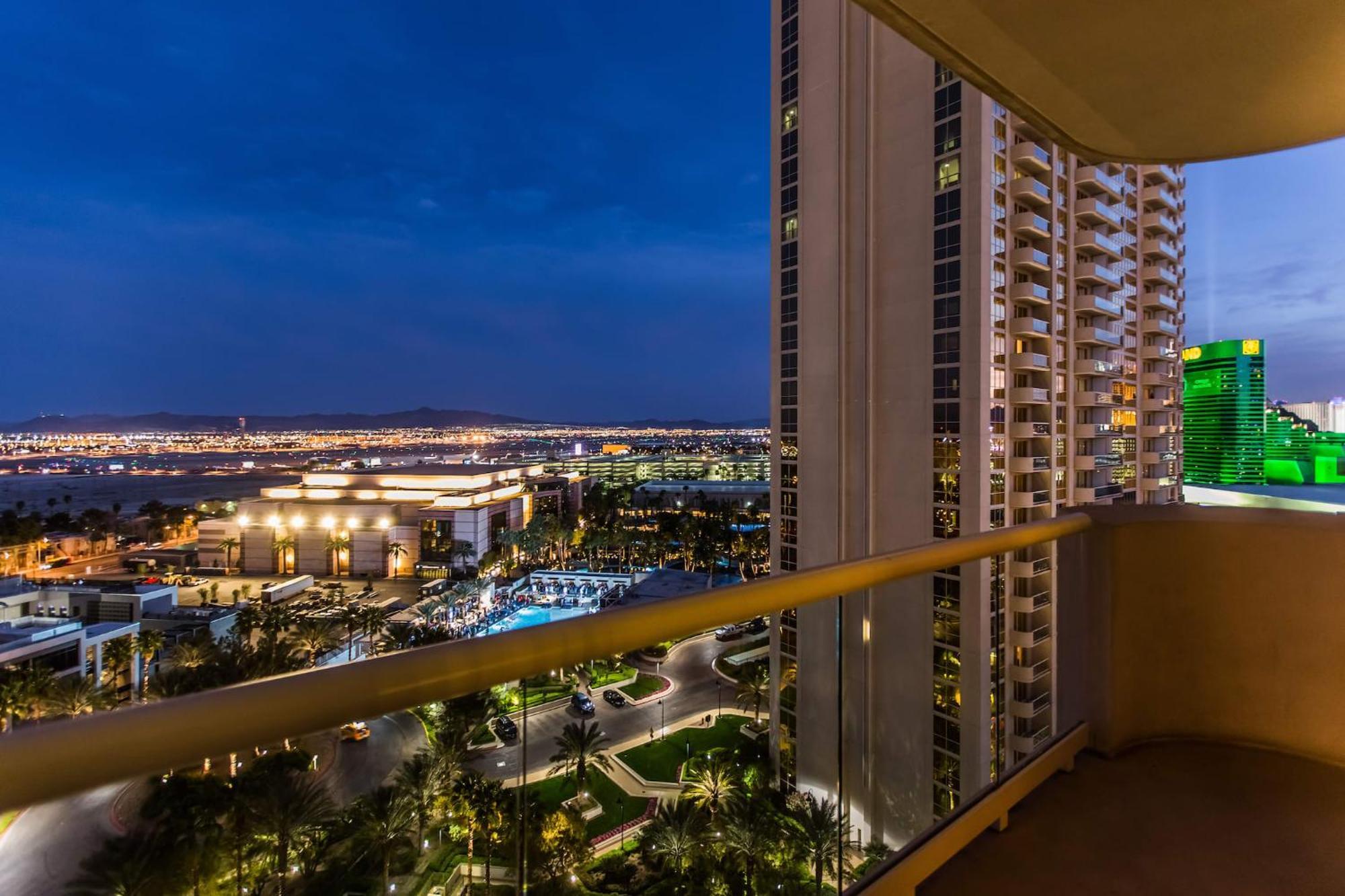 Apartment Stunning 1br Strip Views W Balcony 17701
