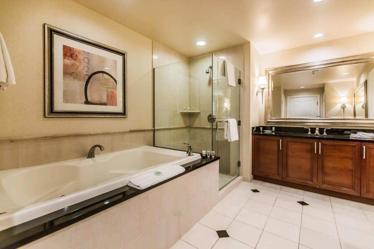 Stunning 1br Strip Views W Balcony 17701 Apartment *