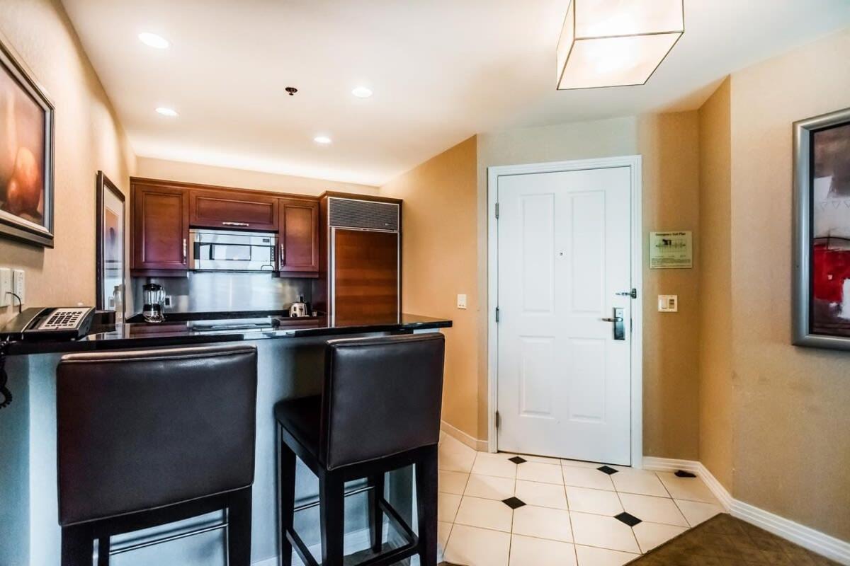 Stunning 1br Strip Views W Balcony 17701 *