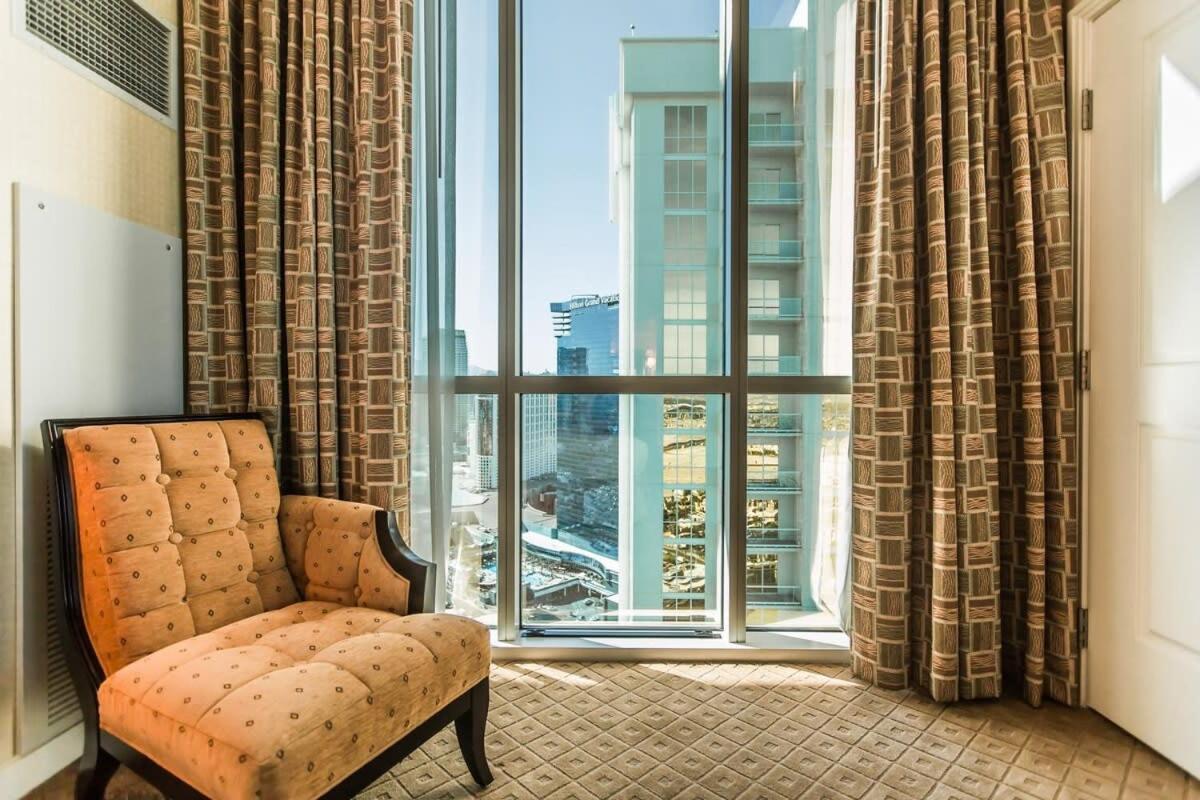Stunning 1br Strip Views W Balcony 17701 Apartment