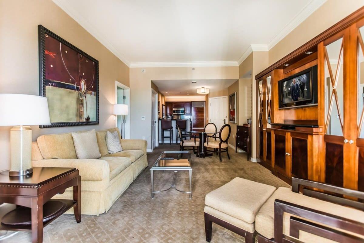 Apartment Stunning 1br Strip Views W Balcony 17701