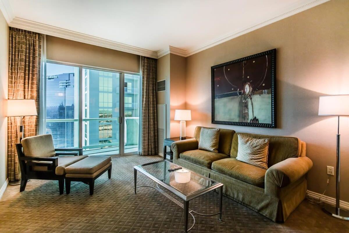 Stunning 1br Strip Views W Balcony 17701 Apartment *