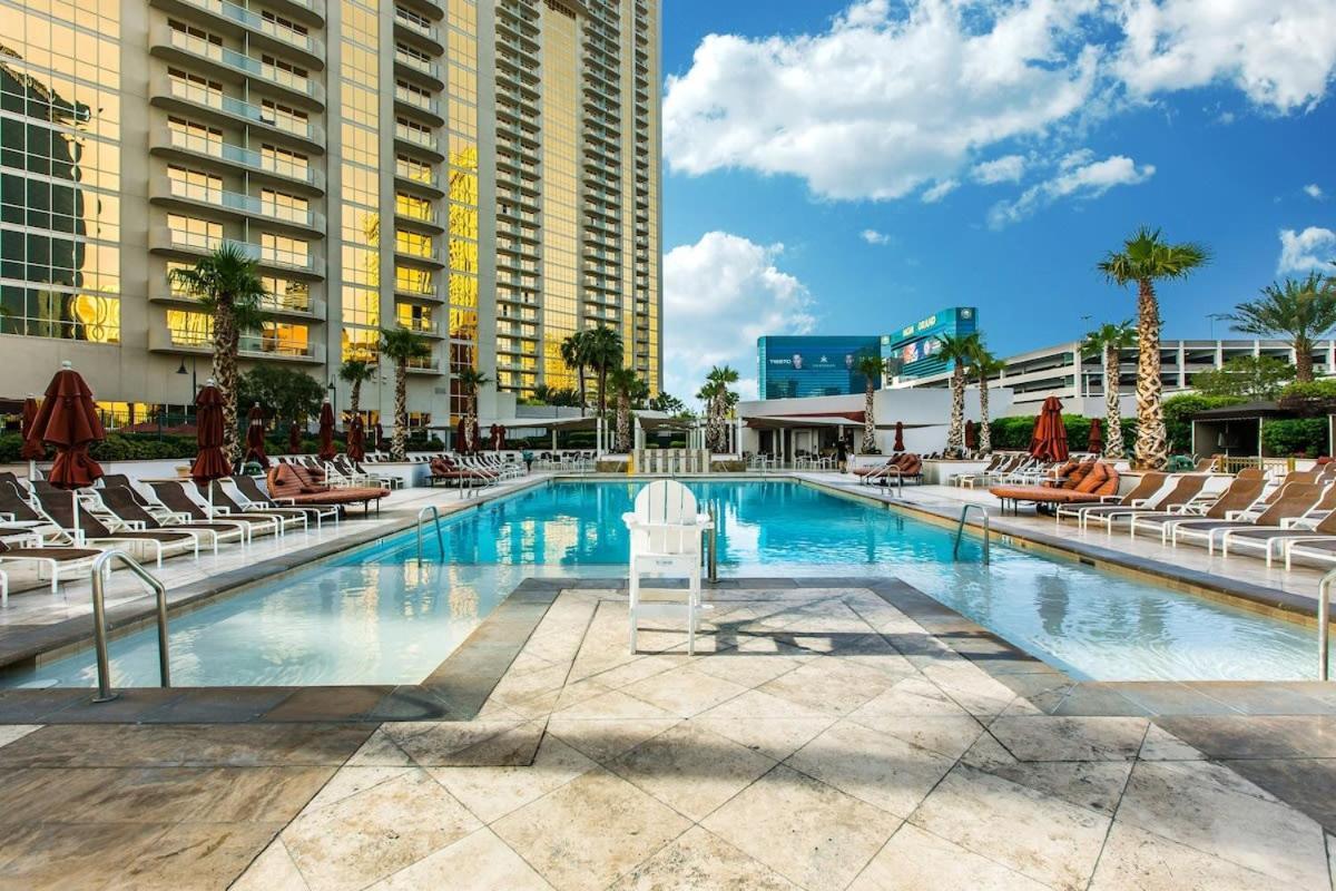 Apartment Stunning 1br Strip Views W Balcony 17701 *