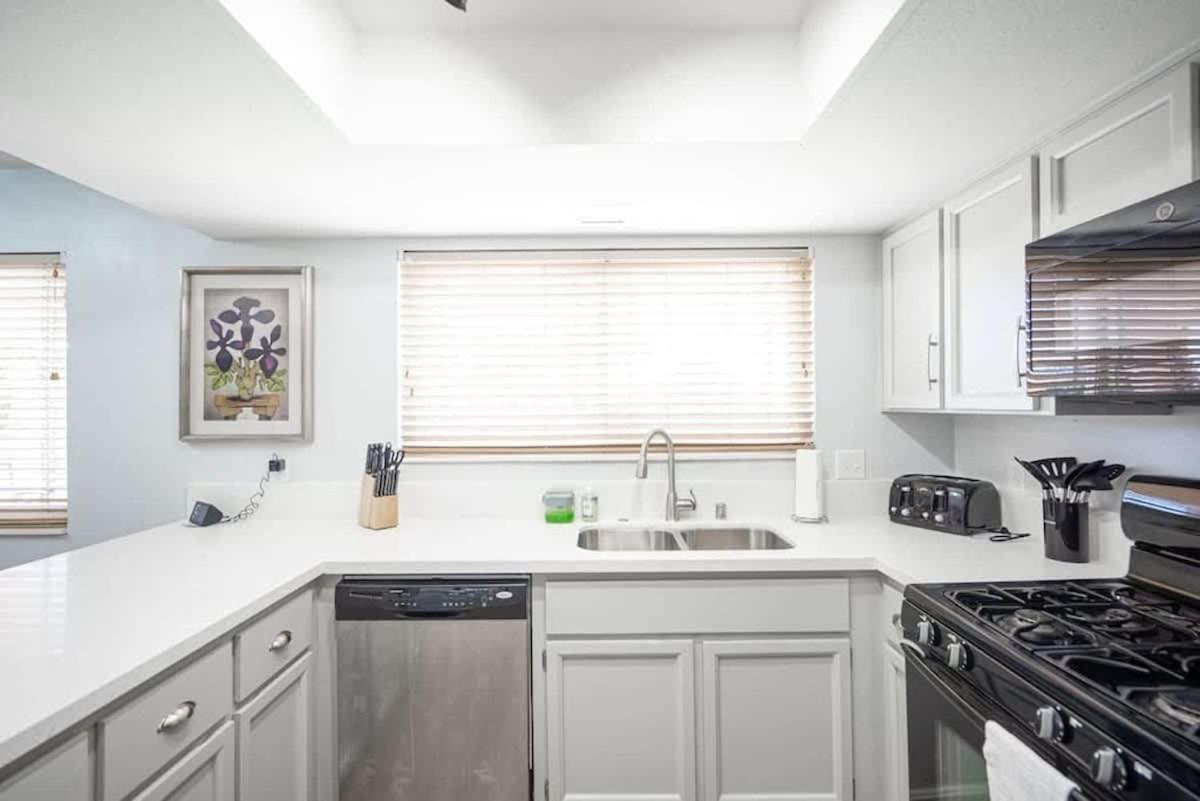 Vibrant Vegas Getaway W Pool Close To The Strip Holiday home Las Vegas