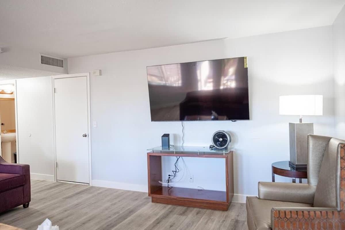 Vibrant Vegas Getaway W Pool Close To The Strip Holiday home Las Vegas