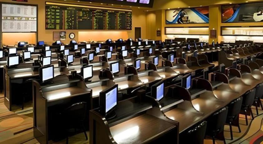 Eastside Cannery Casino 3*