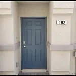 Beautiful Townhouse With King Suite!