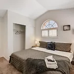 10 Min To Strip! Bright & Cozy Home W/ Pool Table