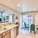 Contemporary Vegas Townhome With Community Pool