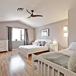 Bright, Modern 4Br With Beautiful Backyard & Pool!