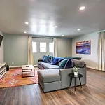 Luxury 3-Bed Home Near The Strip W/ A Poker Table