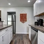 Luxury 3-Bed Home Near The Strip W/ A Poker Table