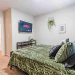 Stunning 4 Bedroom House With Hot Tub By Lv Strip