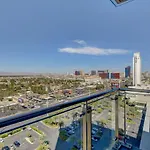 One Bedroom Suite With Strip Views 22Nd Floor.