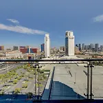 One Bedroom Suite With Strip Views 22Nd Floor.