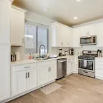 Desert Escape With Pool Oasis Near Golfing And Vegas!