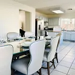 Central Lv 7Bed 5Bd 3Ba Gem
