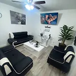 Stylish Apartment Near The Strip !!!