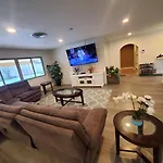 Large Estate 2 Miles To Strip With Pool
