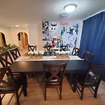 Large Estate 2 Miles To Strip With Pool