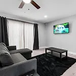Chic 2-Bed Oasis Sleeps 6! Minutes From Strip!