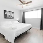 Chic 2-Bed Oasis Sleeps 6! Minutes From Strip!