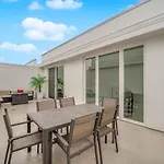 Casa Nube With Beach Club, Pickleball Court , Gym & Spa, Near Airport & Las Vegas Strip