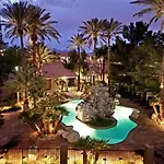 Lovely Condo! Walking Distance To The Strip With Pool And Spa