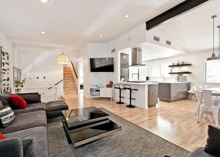 Bright, Modern 4Br With Beautiful Backyard & Pool!